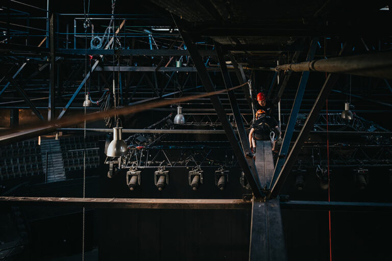 Initiation au rigging à Forest National avec le Black Hand Crew