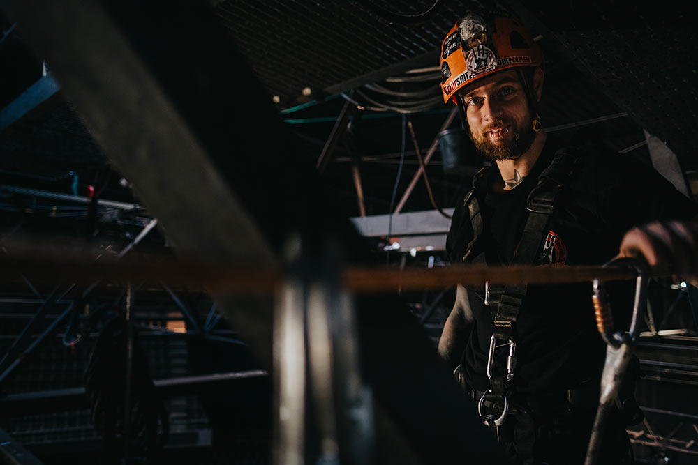 Raphaël Altenhoven lors de l'initiation au métier de rigger à Forest National.